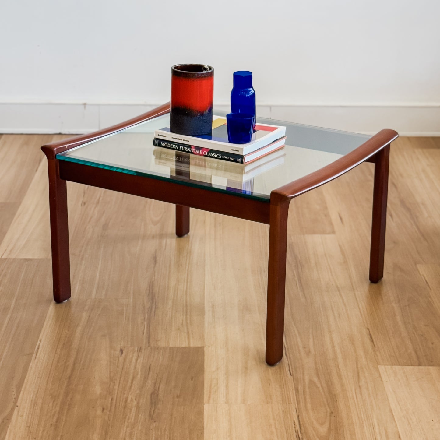 Tessa T21 lamp table