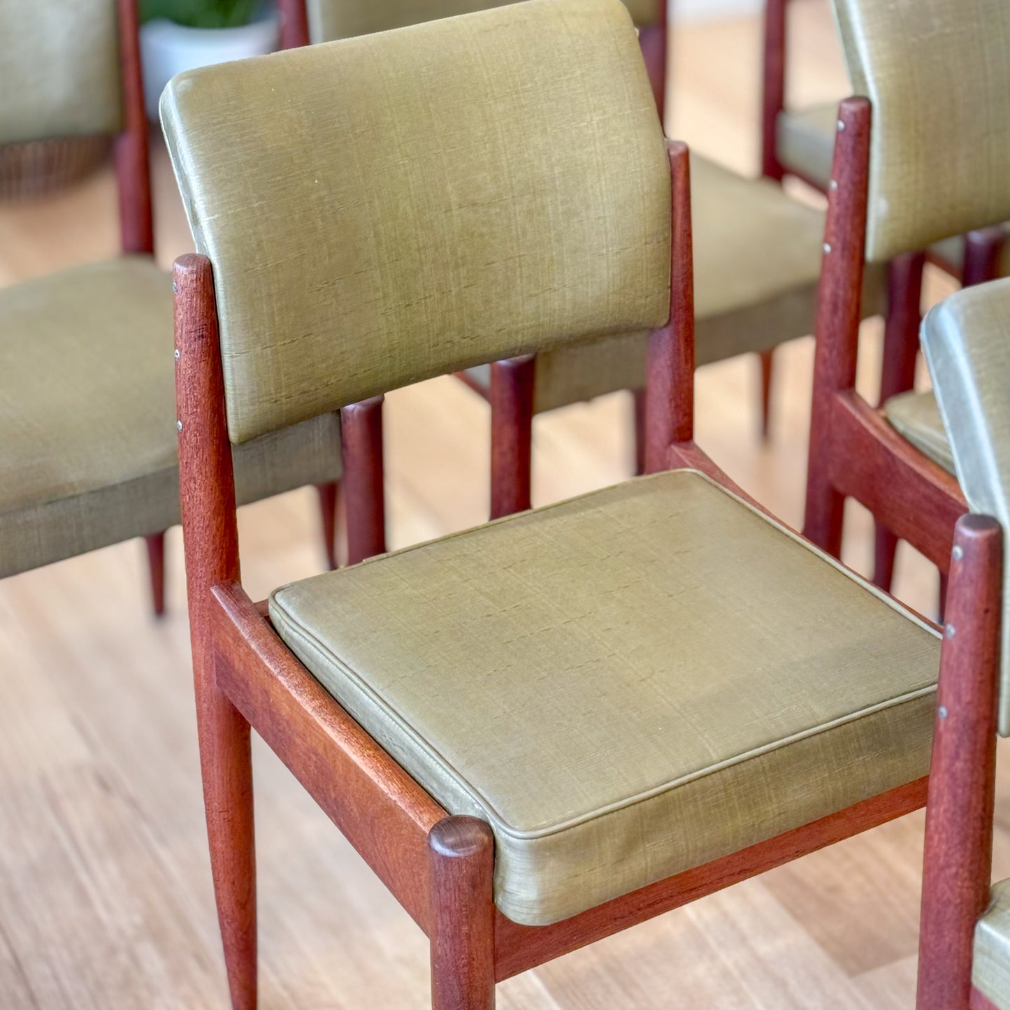 1970s set of 6 Chiswell Dining chairs