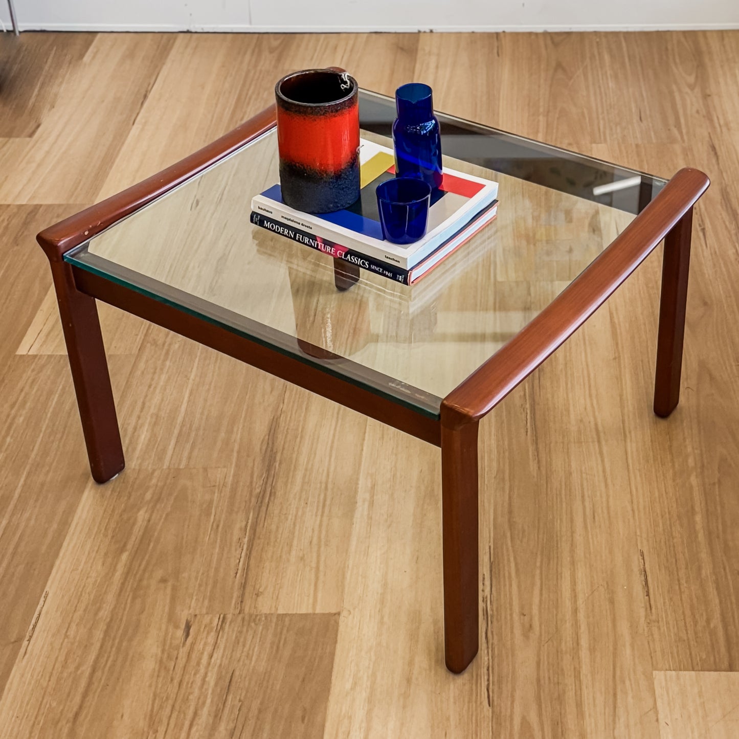 Tessa T21 lamp table